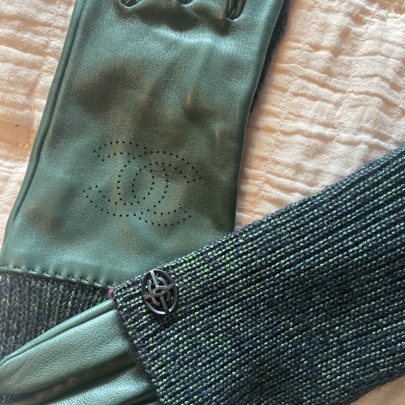 Chanel women’s Lambskin Gloves. NWOT - Picture 4 of 12